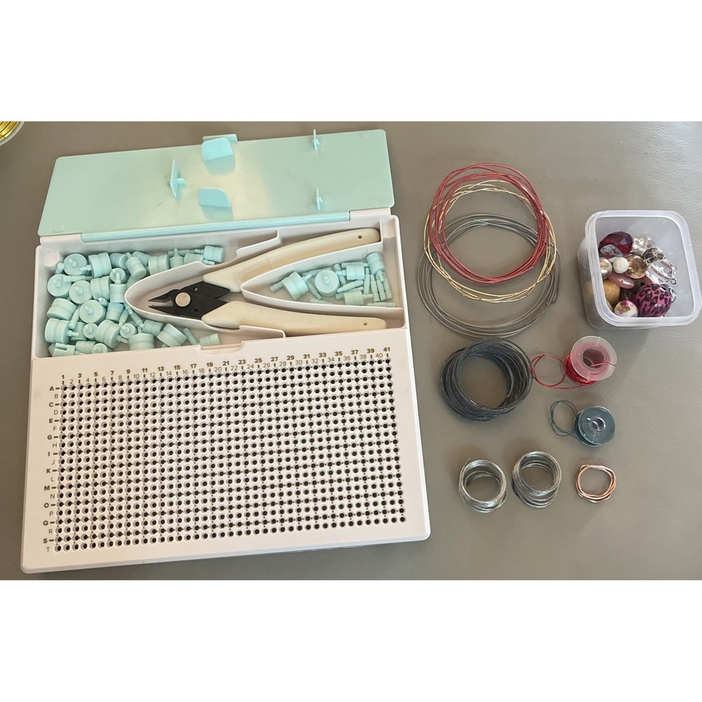 We R Memory Keepers Happy Jig Tool & Extra Free Random Loose Wire & Beads